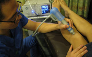 Магнитно лазерная терапия коленного сустава